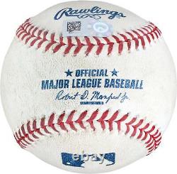 Aaron Judge Utilise un baseball du match des Yankees contre les Tampa Bay Rays le 16 août 2022.