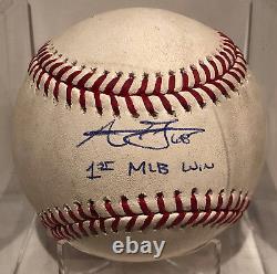 Austin Gomber a signé un baseball utilisé en jeu pour sa première victoire en carrière avec les Cardinals de la MLB HOLO