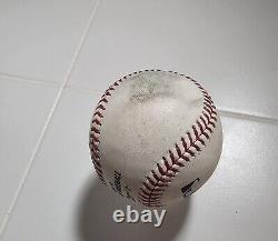 Austin Riley Atlanta Braves Baseball utilisé en jeu frappé par une balle.
