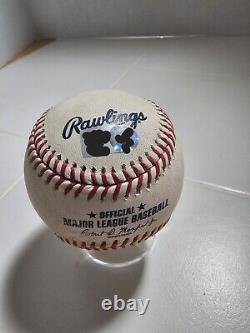 Austin Riley Atlanta Braves Baseball utilisé en jeu frappé par une balle.