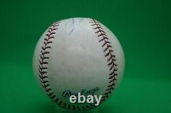 Baseball utilisé en jeu dédicacé par Mariano Rivera avec inscription 396e sauvegarde en carrière