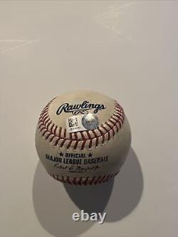Baseball utilisé lors du match à domicile de Robinson Chirinos en 2017, 8/8/17, avec le hologramme de la MLB