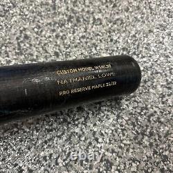 'Bâton de baseball utilisé en jeu par Nathaniel Lowe, non fissuré, des Texas Rangers'