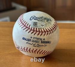 Carlos Ruiz a lancé (sa seule apparition en tant que lanceur) balle de baseball utilisée dans un match MLB Authentique.