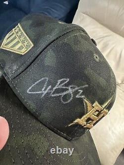 Chapeau utilisé par Alex Bregman en hommage militaire, signé par les Houston Astros