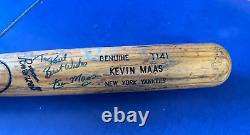 'Chauve-souris de baseball utilisée et signée par Kevin Maas avec une fissure à l'arrière du baril'