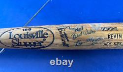 'Chauve-souris de baseball utilisée et signée par Kevin Maas avec une fissure à l'arrière du baril'