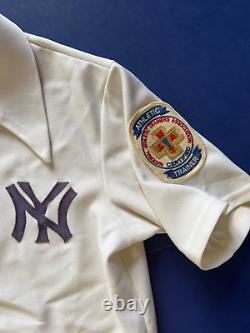 Chemise polo portée et utilisée par Gene Monahan, préparateur physique des New York Yankees