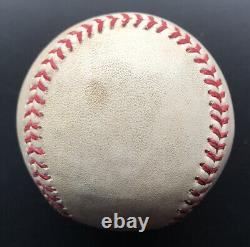 Dustin Pedroia a signé une balle de baseball officielle utilisée lors d'un match de la ligue majeure des Red Sox de Boston.