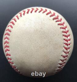 Dustin Pedroia a signé une balle de baseball officielle utilisée lors d'un match de la ligue majeure des Red Sox de Boston.