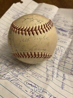 Équipe de Detroit Tigers a signé un baseball utilisé en match par Kaline, Billy Martin et d'autres Yankees