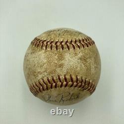 'La douce spot signée par Gil Hodges sur une balle de baseball utilisée lors d'un match de la Ligue américaine'