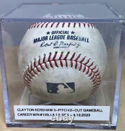 La traduction en français de ce titre est : 'Balle de baseball utilisée en carrière par Clayton Kershaw, 5 lancers, 2 retraits, victoire 199 contre les Giants le 12/04/23'