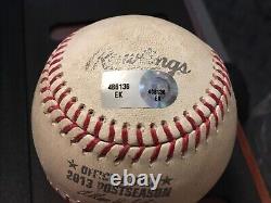 Les Red Sox de Boston ont utilisé un baseball des séries éliminatoires ALDS 2013 de la Série mondiale MLB authentique.