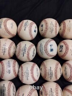 Lot de 24 balles de baseball officielles Rawlings utilisées lors de matchs de la Major League Baseball MLB en cuir véritable.