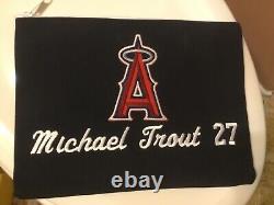 Portefeuille à fermeture éclair utilisé par Mike Trout, des Angels d'Anaheim de Los Angeles, pour objets de valeur.