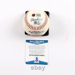 Ronald Acuna Jr a signé une balle de baseball utilisée lors d'un match des Atlanta Braves de la MLB avec certificat.