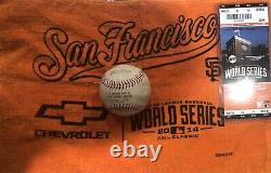 Série mondiale 2014, match 4 : Balle de baseball utilisée lors du match MLB des San Francisco Giants, fauteuil roulant