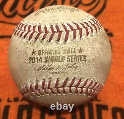 Série mondiale 2014, match 4 : Balle de baseball utilisée lors du match MLB des San Francisco Giants, fauteuil roulant