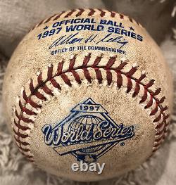 Série mondiale de 1997 : Balle de baseball utilisée lors du match entre les Cleveland Indians et les Florida Marlins