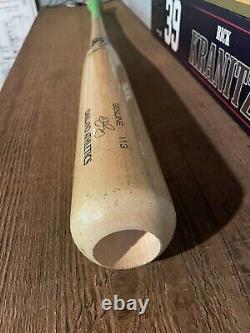 Utilisation par Sean Murphy d'une batte de baseball ébréchée des Braves MLB des Oakland Athletics