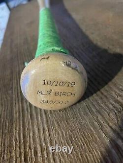 Utilisation par Sean Murphy d'une batte de baseball ébréchée des Braves MLB des Oakland Athletics